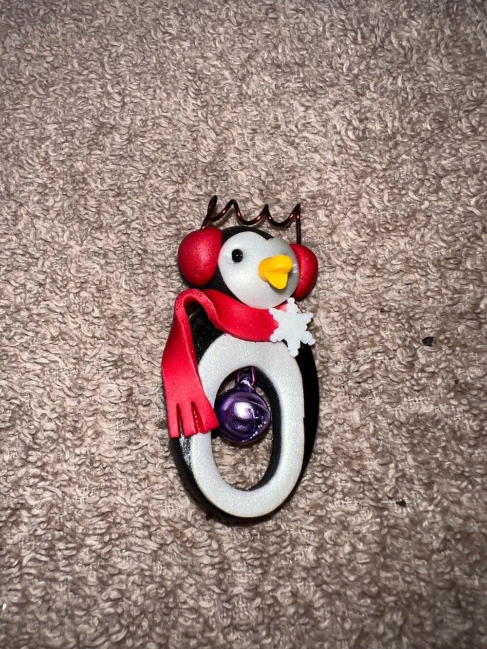 Penguin Holiday Pin With Bell Glitter Finish Red Scarf 2007  Christmas Brooch EU